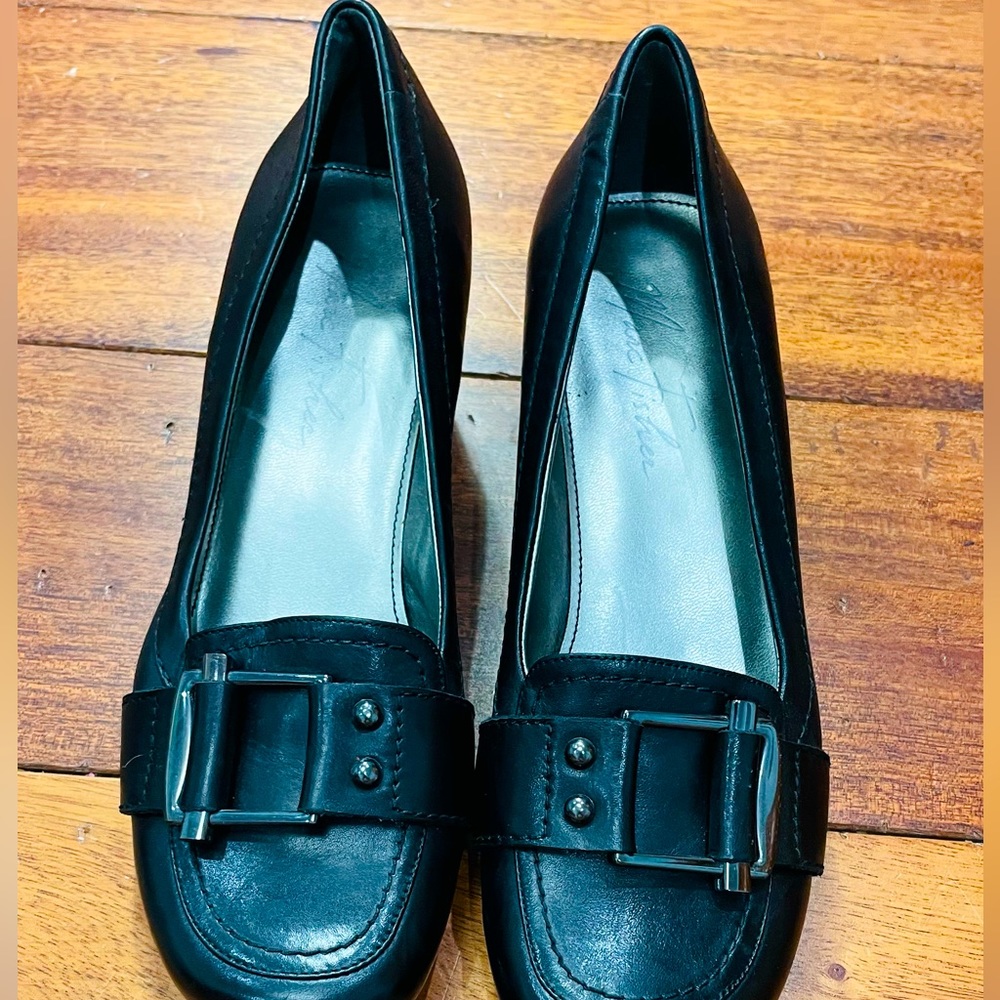 Leather wedges with stationary buckle.